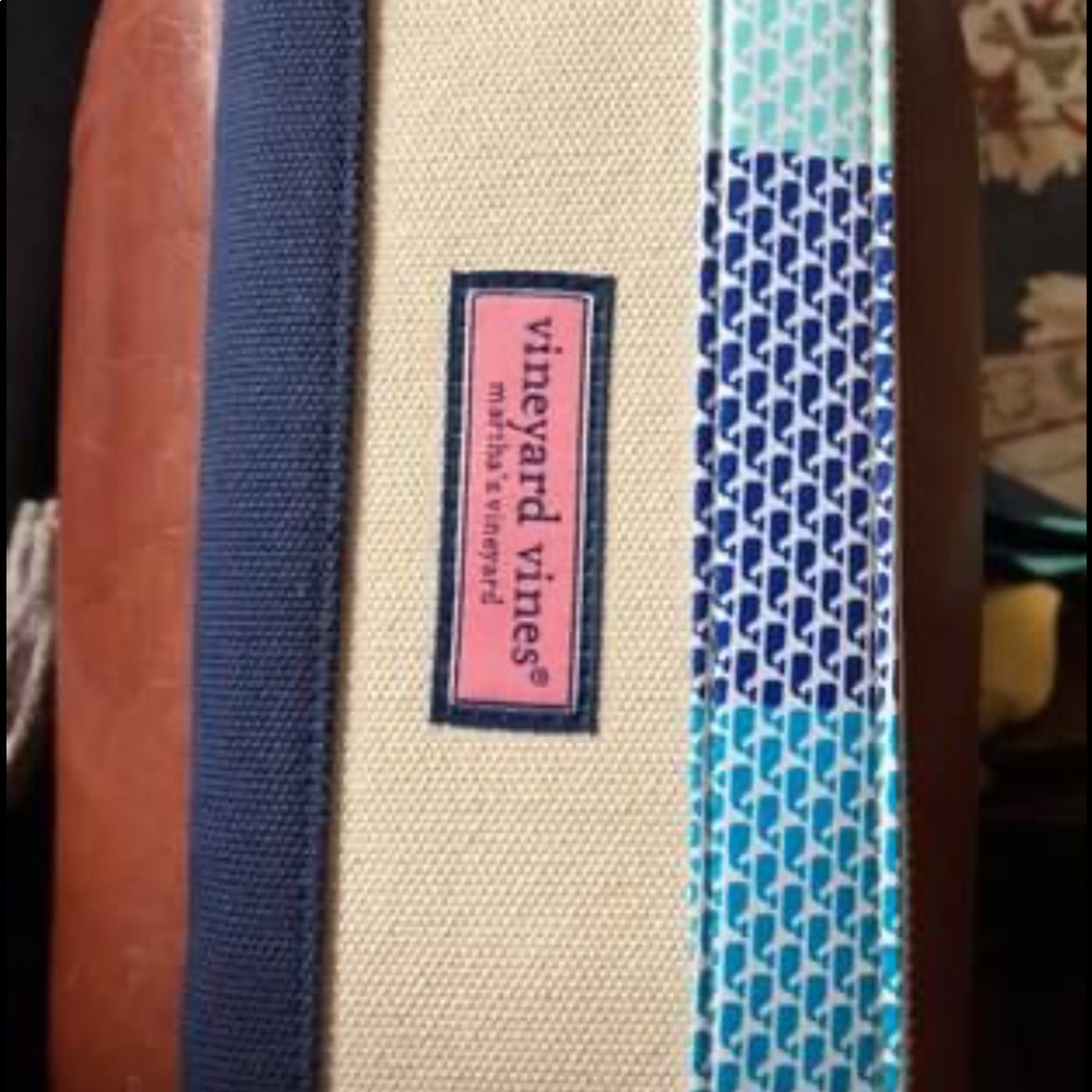 NEW Vineyard Vines zip wallet women